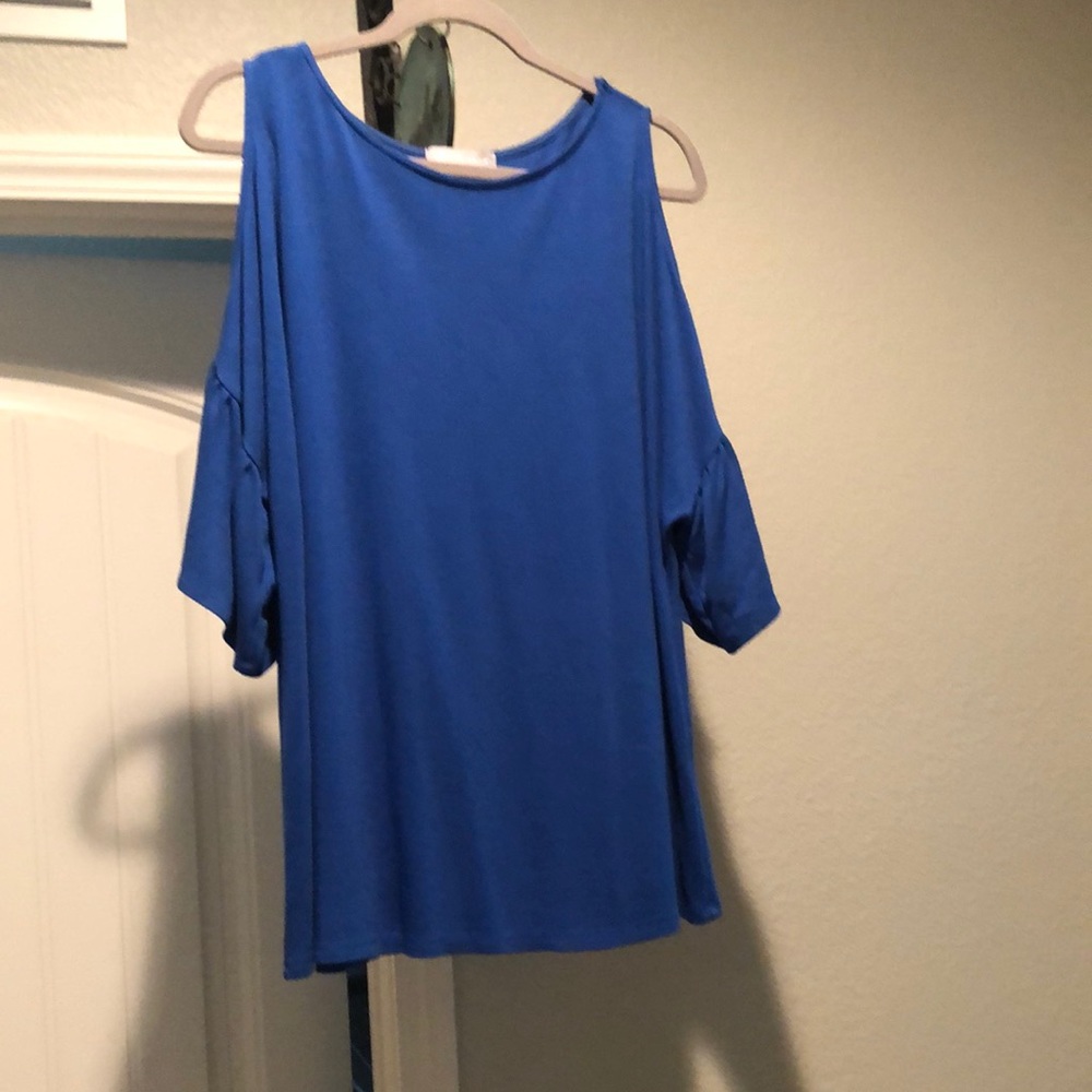 Beautiful cold shoulder top.